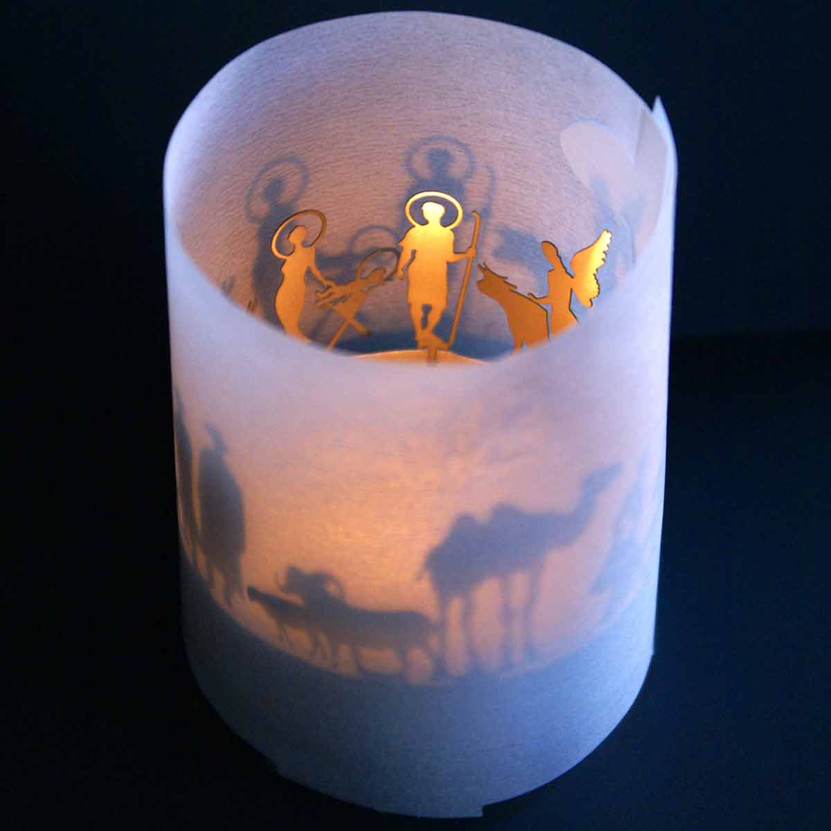 1001_Krippe_Teelicht_Windlicht_Schattenprojektion_Winterliche-Stimmung_Weihnachtszauber_Krippenszene_Heilige-Nacht_Christkind_Religioeses-Motiv_Christliche-Symbole