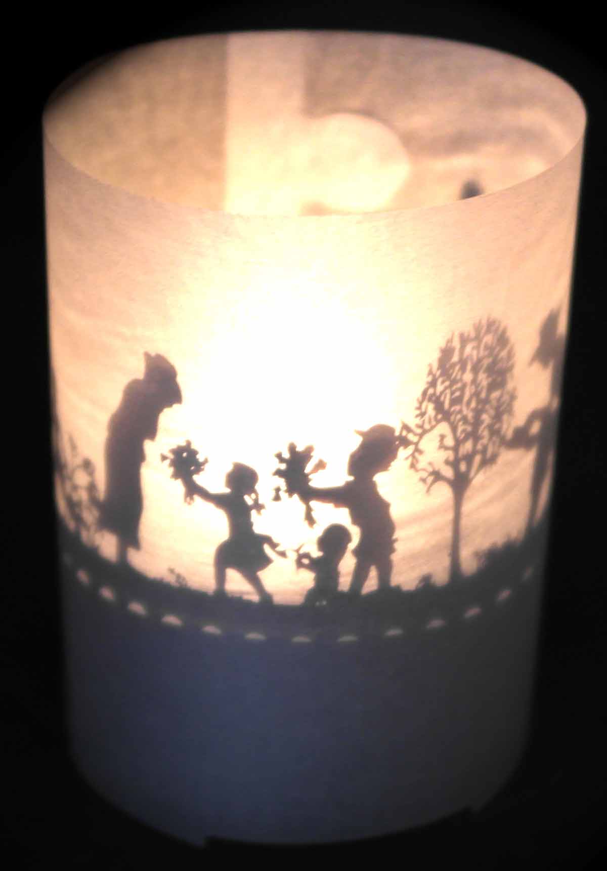 1027_Muttertagsgeschenk_Kerze_Wohnaccessoire_Schattenspiel_Teelicht_Windlicht_Postkarte_Blumenstraeusse_Dankbarkeit_Kinderwagen_Familienzeit_Kinder_Familienglueck_1