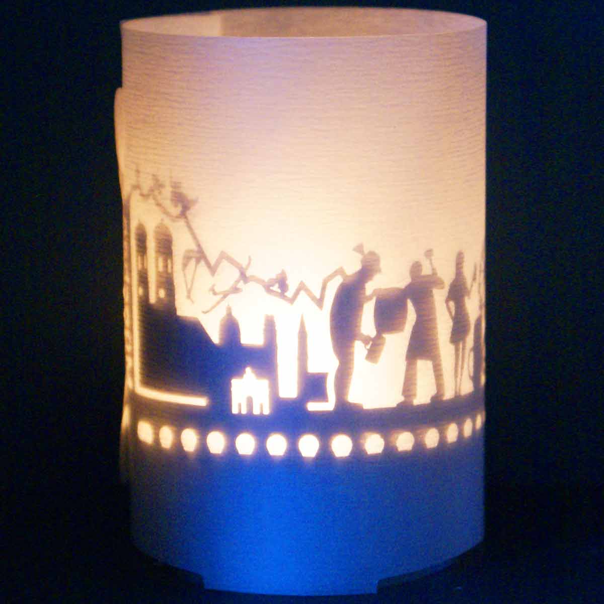 1101_SchlagwortlisteMuenchen_Souvenir_Kerze_Skyline_Postkarte_Geschenk_Stimmungslicht_Touristenattraktionen_Atmosphaerisches-Licht_Muenchen-Motive_Frauenkirche