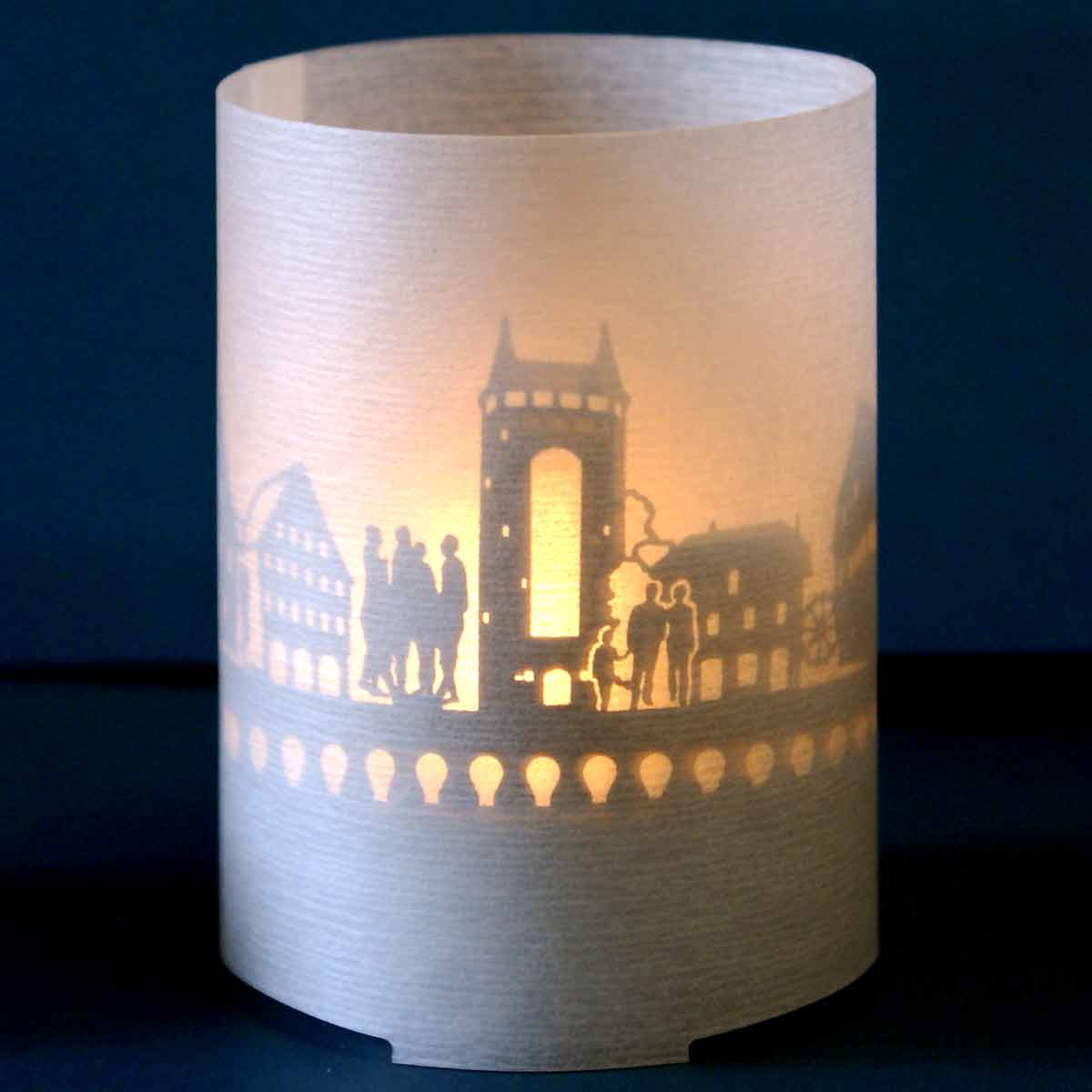 1130_Pfullingen_Pfullinger-Motivkerze_Schattenspiel_Skyline_Geschenk_dekoratives-Stimmungslicht_Andenken_Touristen_Waldwichtel_Schloessle_Apfel