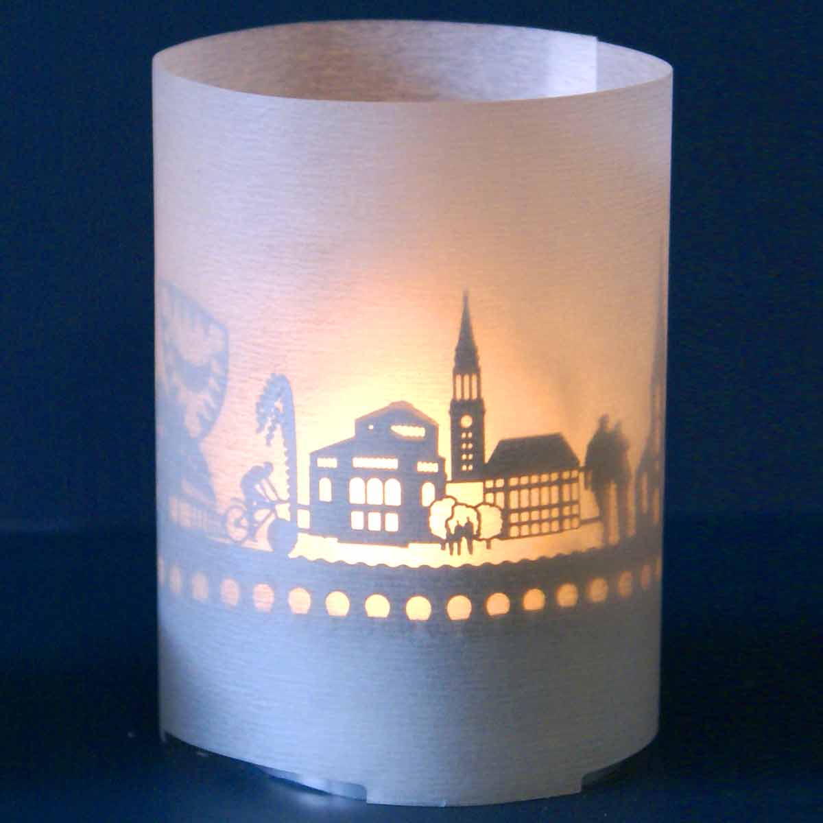 1137_Geschenk_Kiel_Skyline_Postkarte_Souvenir_Teelicht-Windlicht_Stimmungslicht_Marine-Denkmal_Kieler-Woche_Schifffahrtsmuseum_Ostsee_Nordlichter_Kuestenstadt