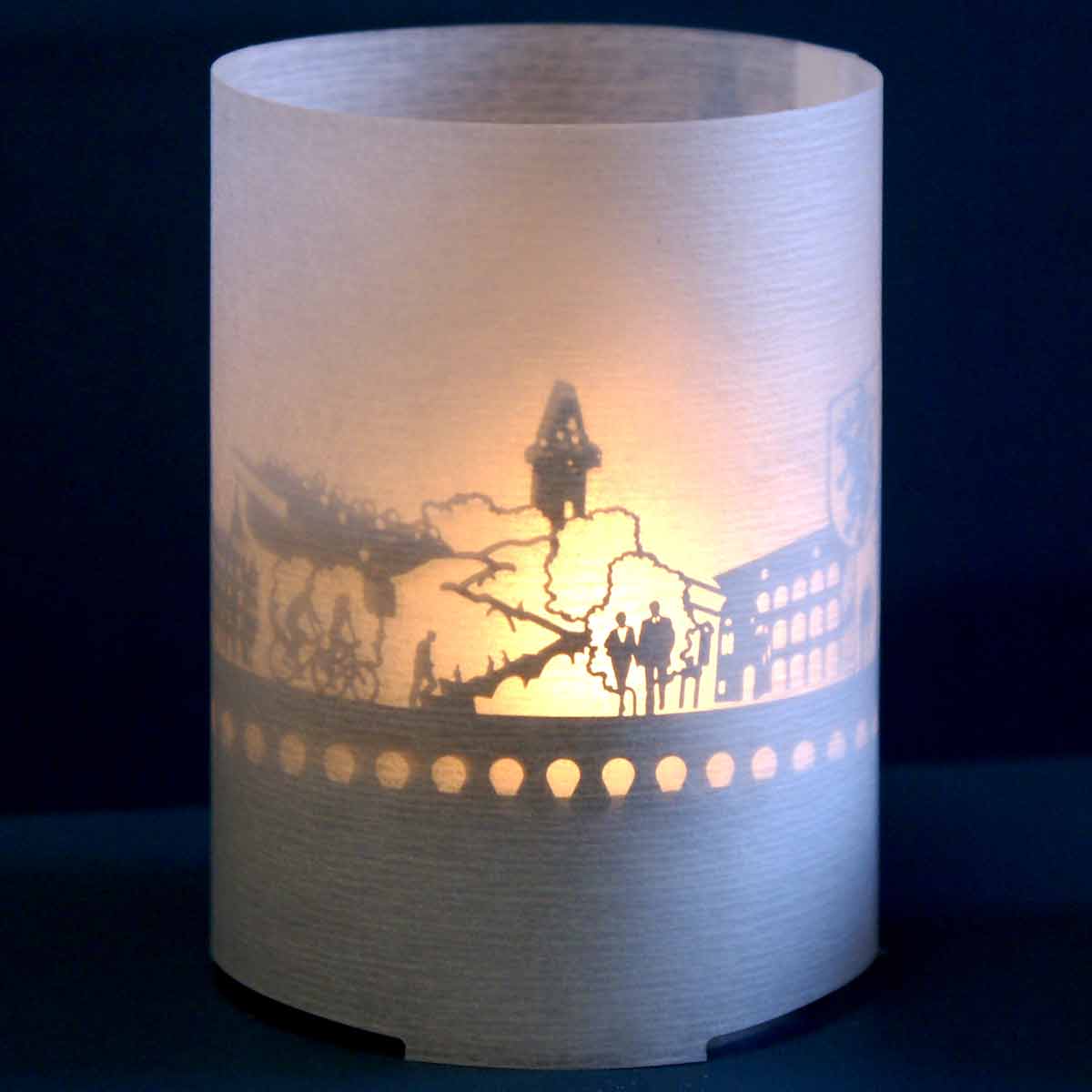1151_Graz_Tourismus_Atmosphaerisches-Licht_Schattenspiel_Skyline_Geschenkidee_Souvenir_Postkarte_Graz-Motivkerze_Landeszeughaus_Murinsel_Kunsthaus-Graz_Schlossberg