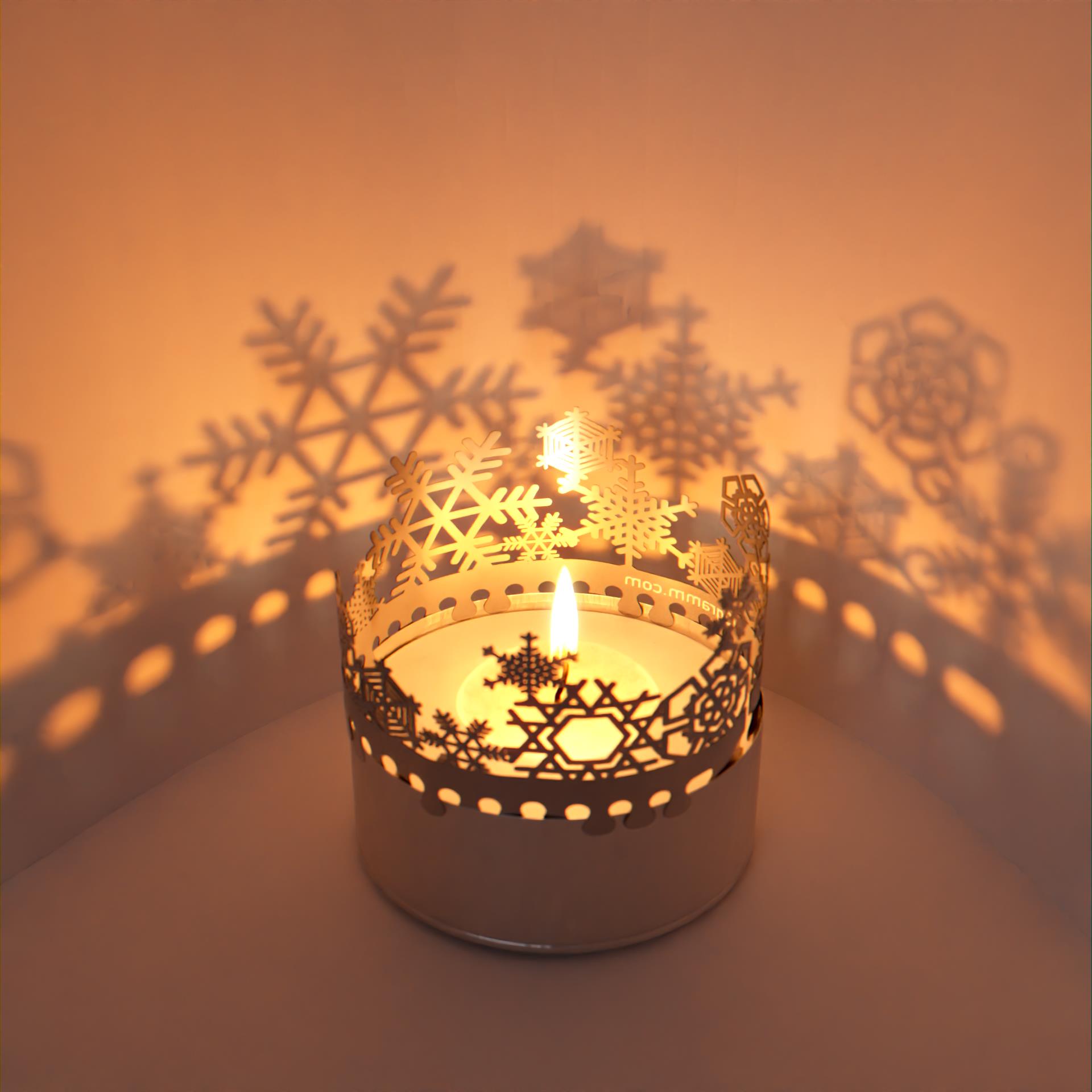 11_Schneeflocken_Geschenkidee_Kerze_Schattenspiel_Teelicht_Winter_Wohnaccessoire_gemuetlich_Dekoration_Eiskristalle_Eisblumen_Postkarte_Winterzauber