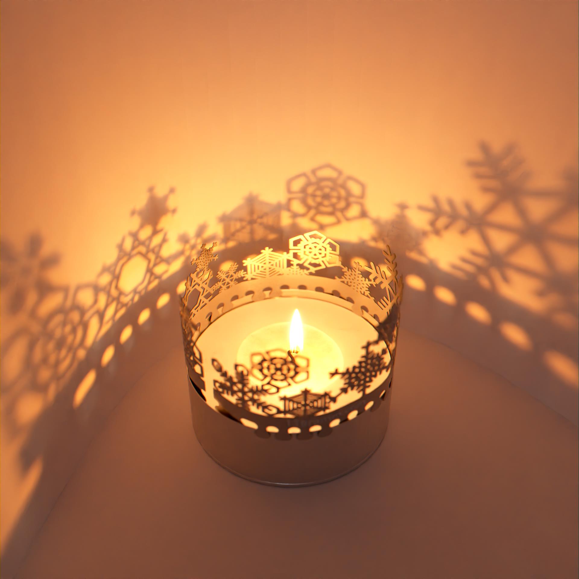 11_Schneeflocken_Motivkerze_Schattenspiel_Winterstimmung_Teelicht_Geschenk_Wohnaccessoire_gemuetlich_Winterzauber_Eiskristalle_Eisblumen_Postkarte_Stimmungslicht
