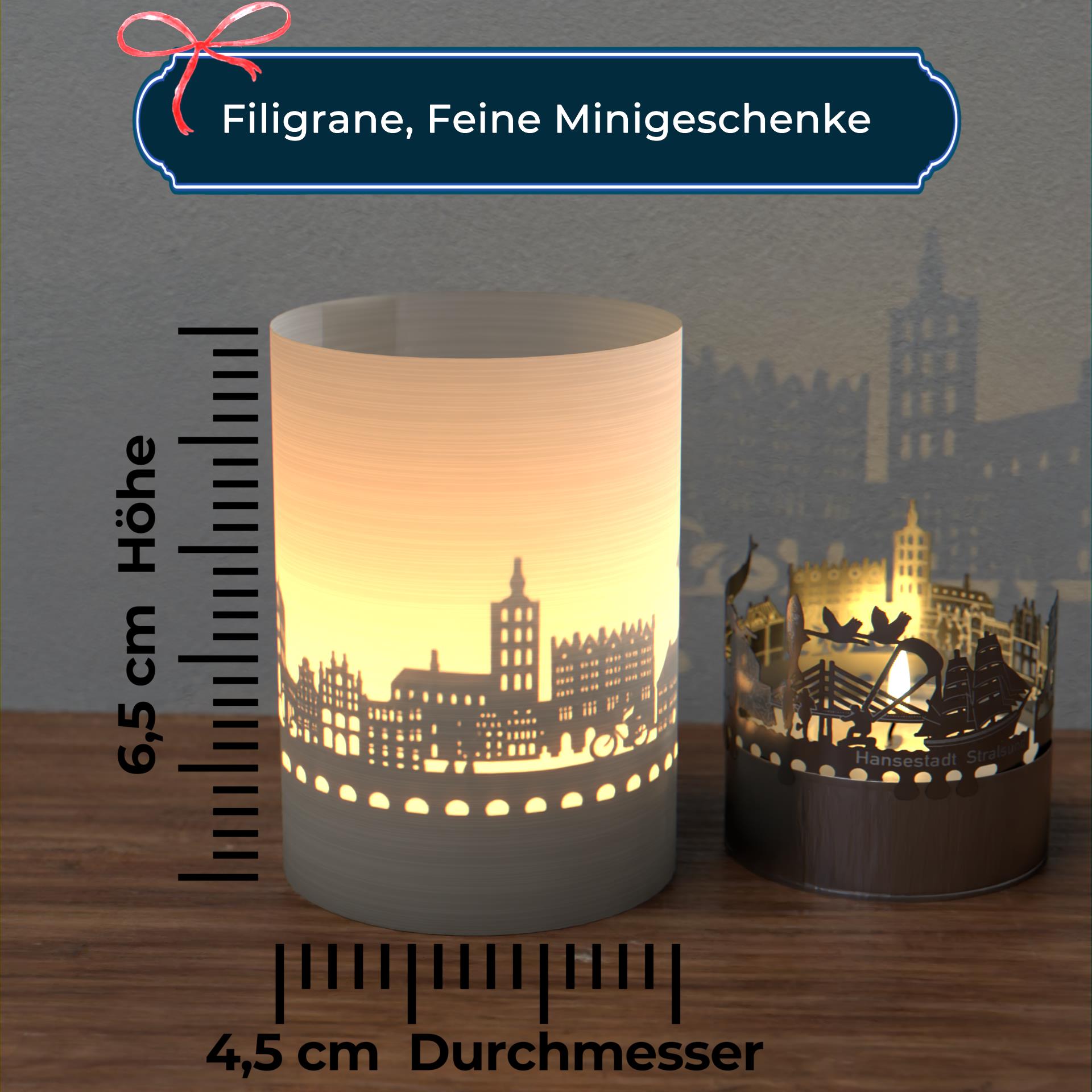 1226_Postkarte_Stralsund_Windlicht_Skyline_Sehenswuerdigkeiten_Geschenk_City-Light_Atmosphaere_maritimes-Wohnaccessoire_Jacobikirche_Ozeaneum_Ruegenbruecke_Kraniche