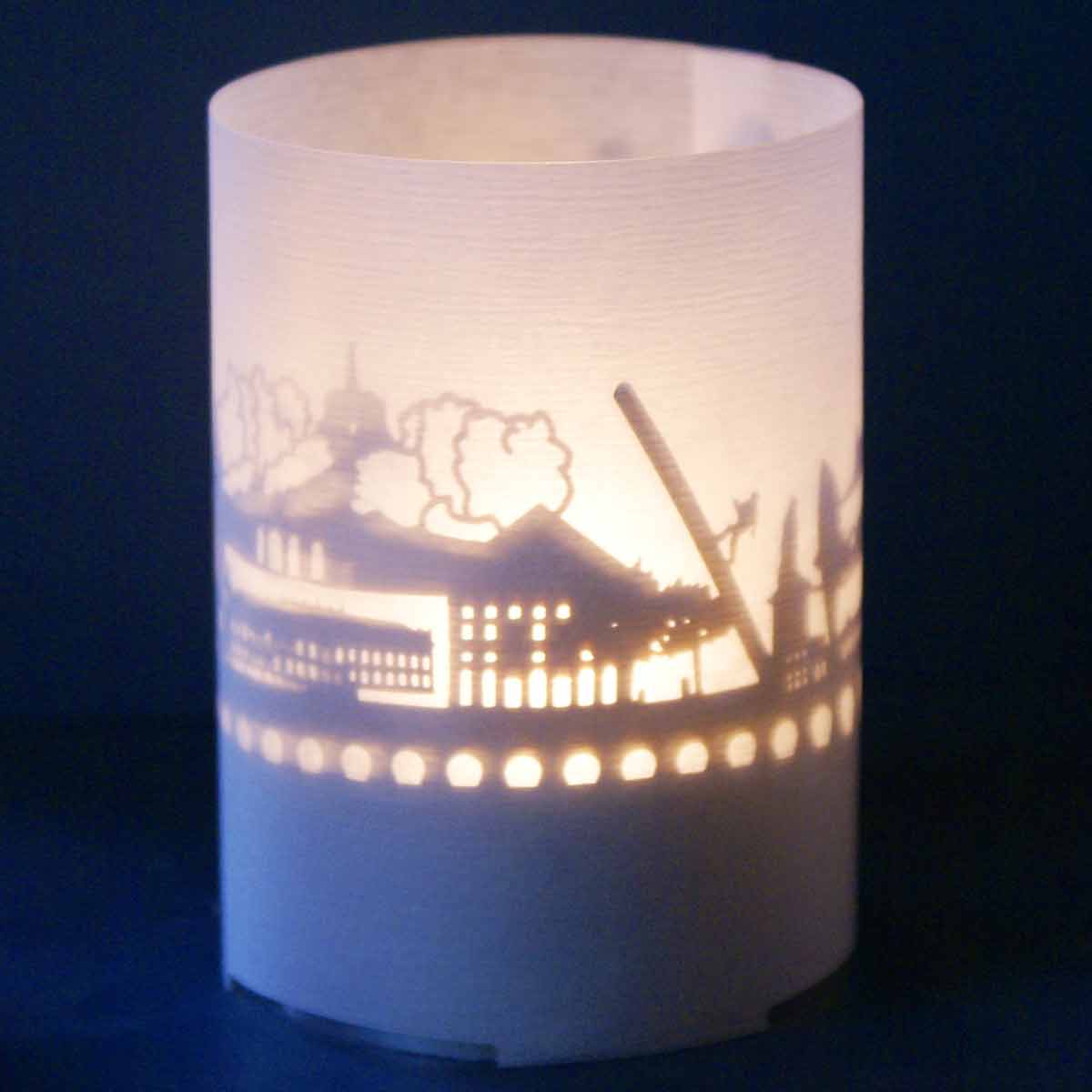 1258_Kassel_Kerze_Schattenspiel_Skyline_City-Light_Kassel-Souvenir_Stimmungslicht_Kassel-Sehenswuerdigkeiten_Dreystone_Geschenkidee_Postkarte_Mitbringsel_Urlaub