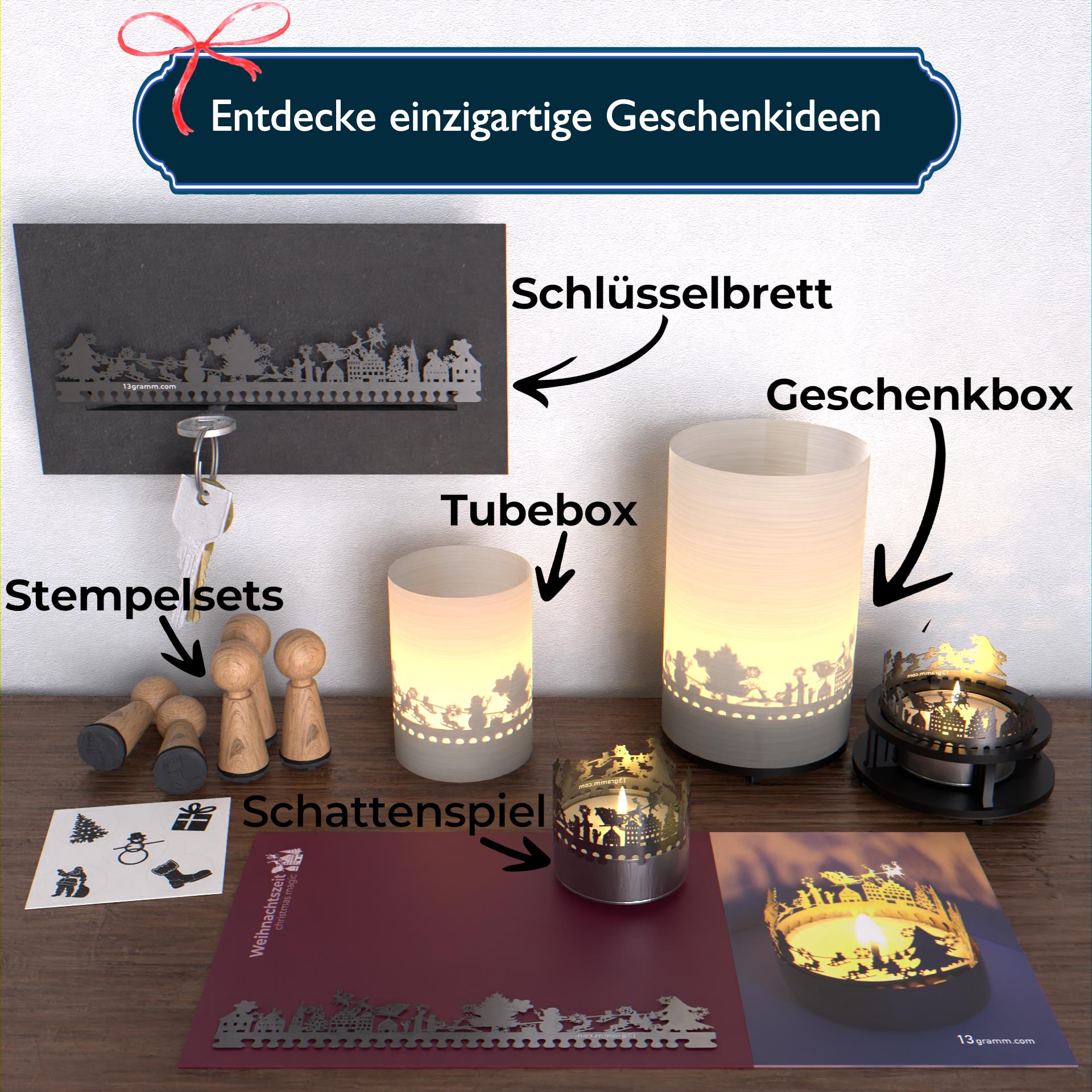 12_Weihnachtszeit_Schattenspiel_Motivkerze_Kerze_Wohnaccessoire_Postkarte_Geschenk_Teelicht_Winterdeko_Wintertannen_Schneemaenner_Weihnachtshaeuser_Rentiere_1