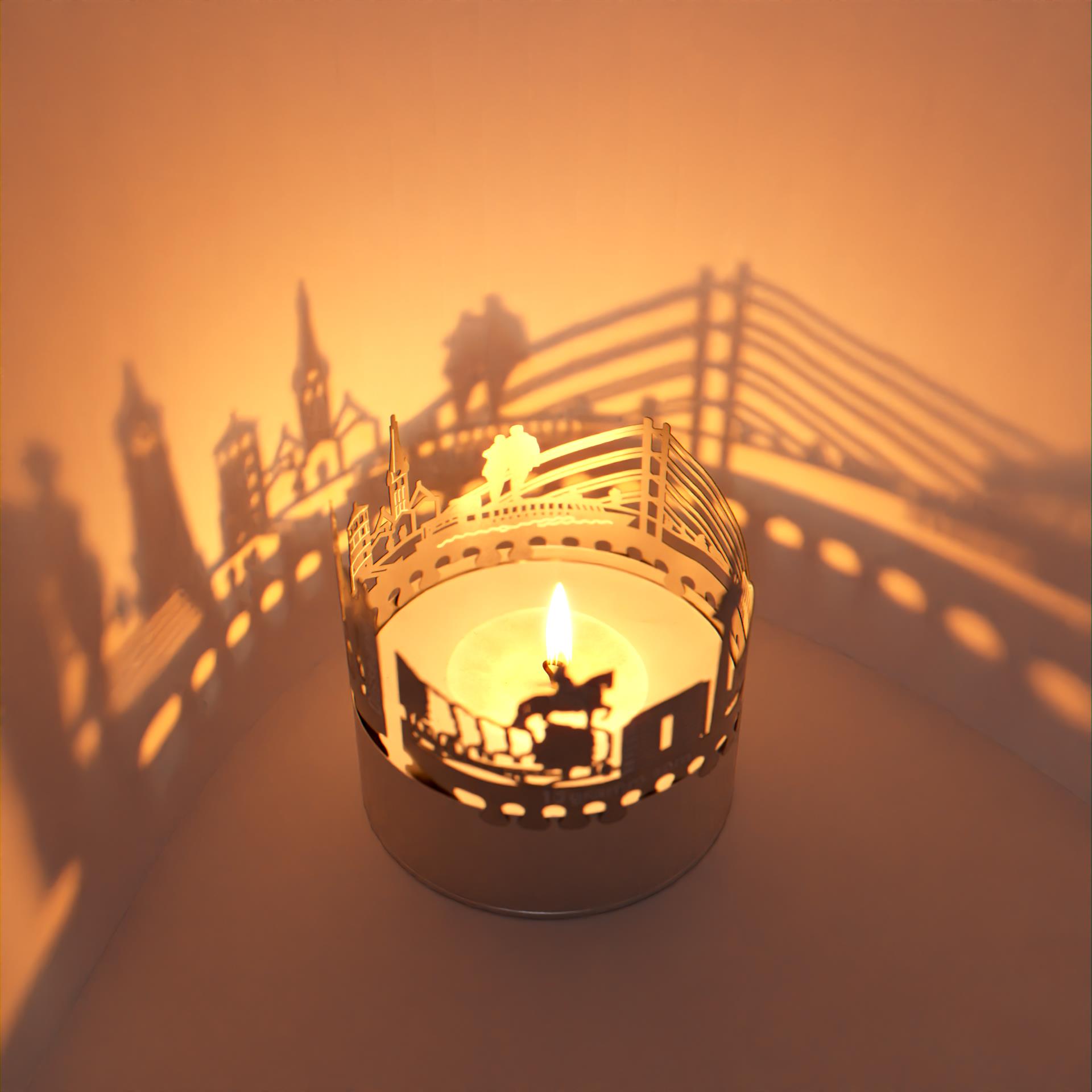 133_Duesseldorf_Postkarte_Souvenir_Mitbringsel_Schattenspiel_Skyline_Rheinknie-Bruecke_Rheintrum-Tonhalle_Rheinschiffahrt_Stl_Lambertus_Jan-Wellm_Torhaus