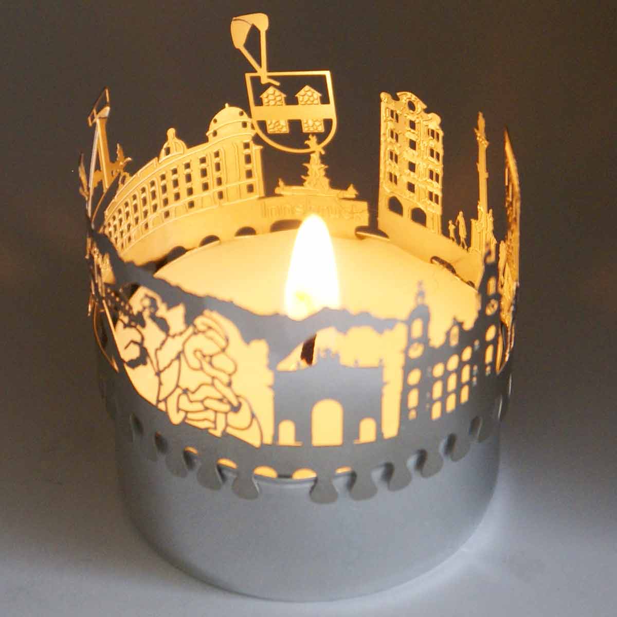 153_Innsbruck_Souvenir_Motivkerze_Skyline_Kerzenlicht_Schattenspiel_Dom-St_Jaco_Triumpfpforte_Marahilf_Carnach-d_Ae_Wintersport_Leopoldbrunnen_Postkarte