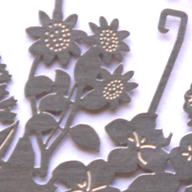 1974_Blumen-Kerzen-Windspiel_Blumenmuster_Florale-Dekoration_Kerzenlicht_romantische-Atmosphaere_schoener-Schattenwurf_Wohnzimmer-Deko_Gartenbeleuchtung