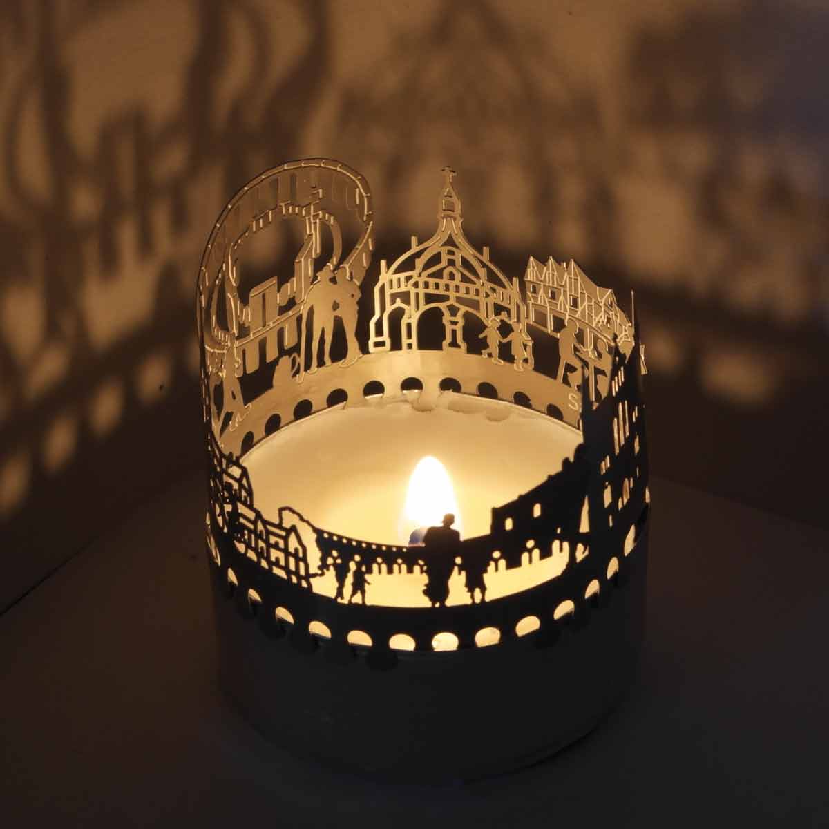 206_Salisbury_Mitbringsel_Souvenir_Motivkerze_Schattenspiel_Skyline_Sehenswuerdigkeiten_Salisbury-Cathedral_Stonehenge_Poultry-Cross_Timber-Frame-Buildings