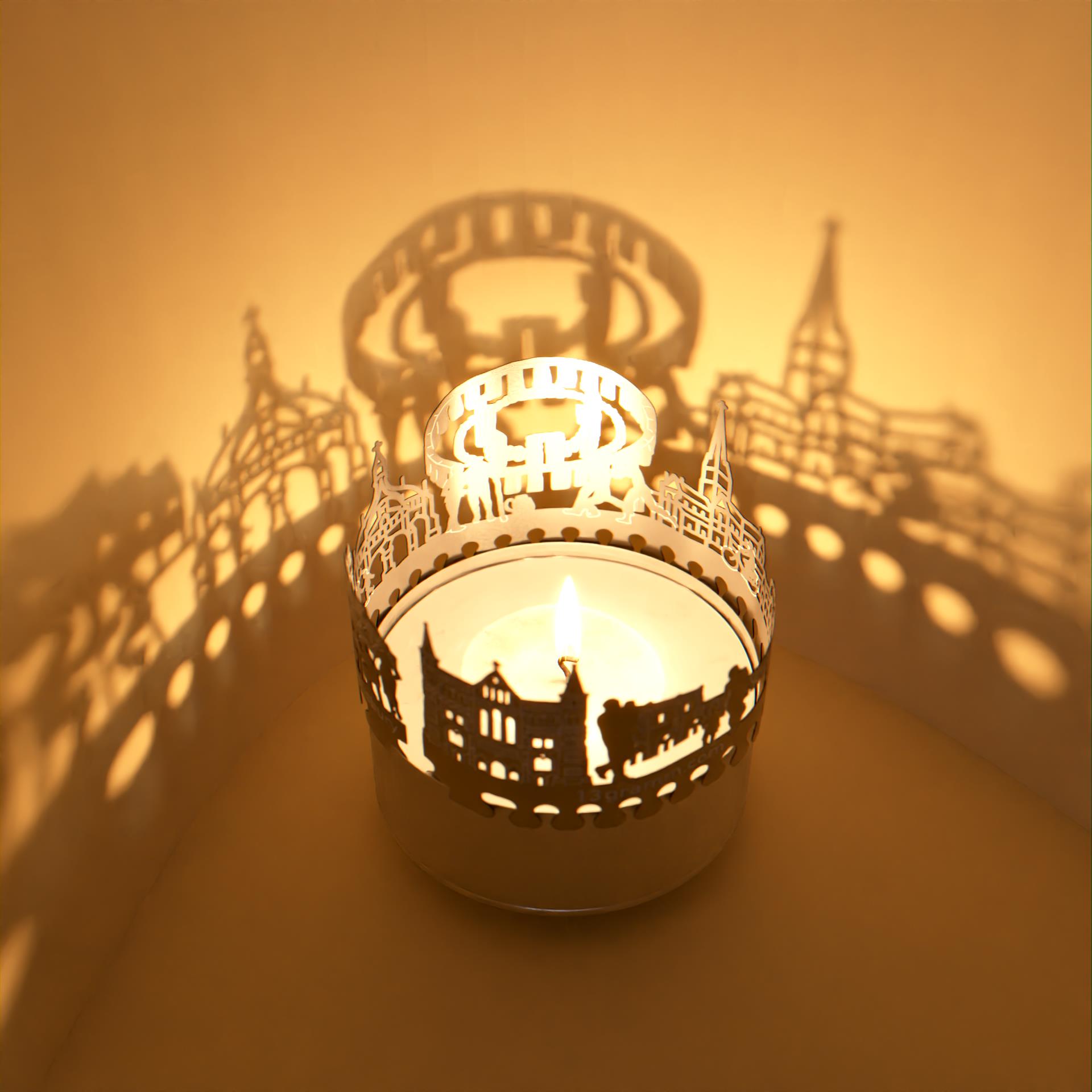 206_Salisbury_Souvenir_Motivkerze_Schattenspiel_Skyline_Salisbury-Cathedral_Stonehenge_Poultry-Cross_Timber-Frame-Buildings_Atmosphaerisches-Licht_Stimmungslicht