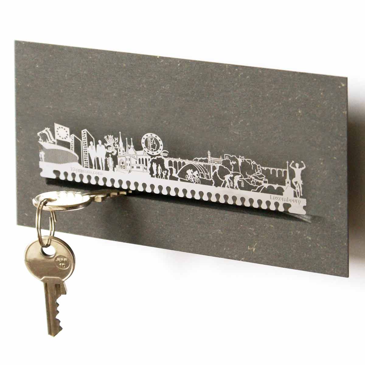 2169_Luxemburg-Schluesselbrett-Skyline-Design_Wohnungsdeko_Luxemburg-Reiselust_Kathedrale-Notre-Dome_Kasematten_Passerelle_Musee-de-la-Banque_Radsport_Gelle-Frau