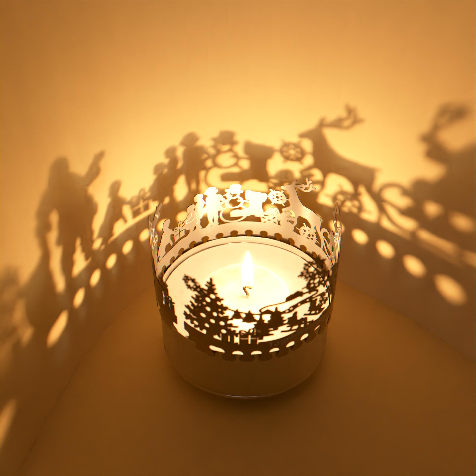 284_Santa-Claus_Weihnachtsstimmung_Kerzenschein_Geschenkset_Wintermotiv_Teelicht_Schlittenfahrt_Rentiere_Lebkuchenhaus_Weihnachtsbaum_Weihnachtshuette_Postkarte