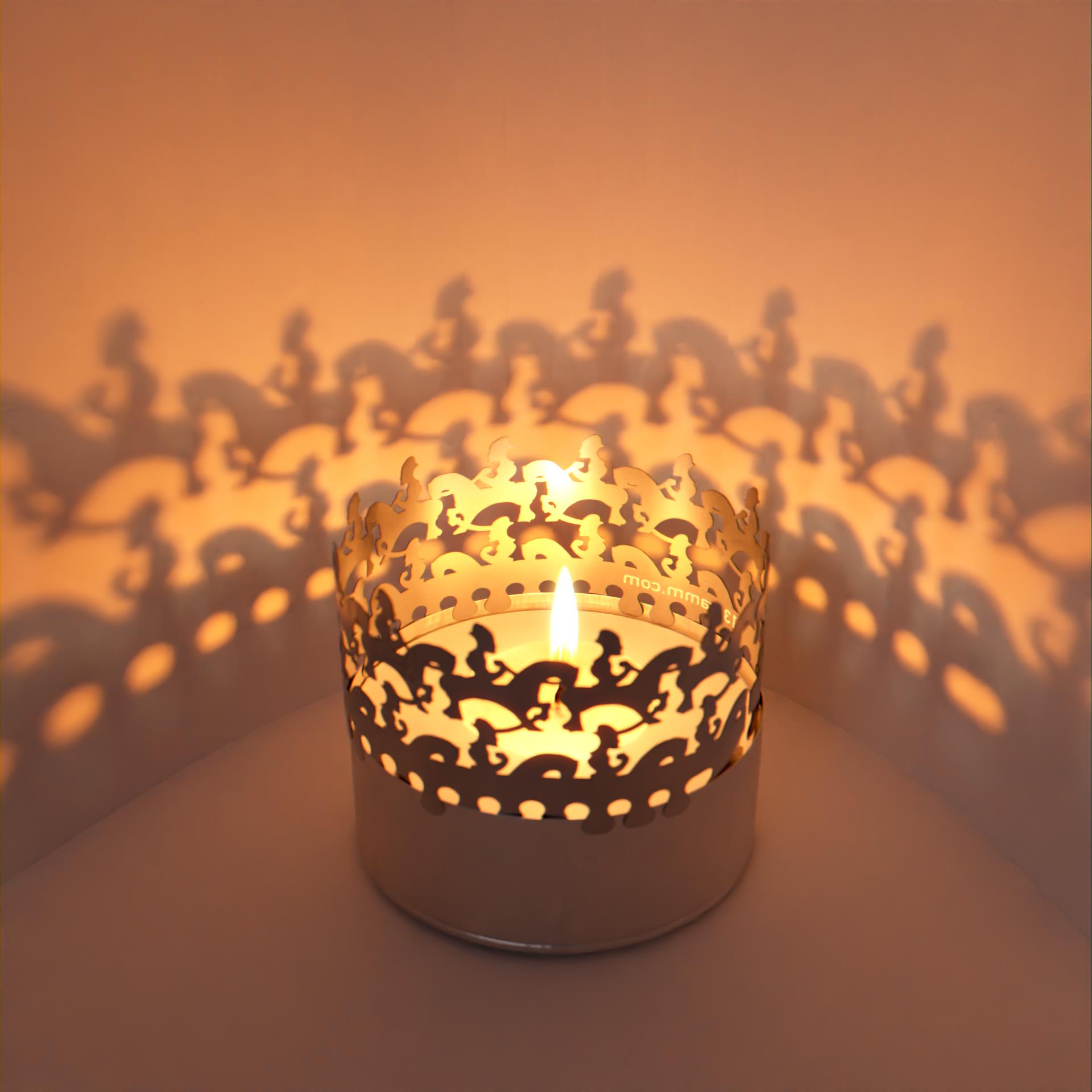 45_Feuerreiter_Motivkerze_Teelicht_Windlicht_Schattenspiel_Postkarte_Geschenk_Wohnaccessoire_atmosphaerisches-Licht_Vexierbild_Trickbild_kunstvolle-Beleuchtung