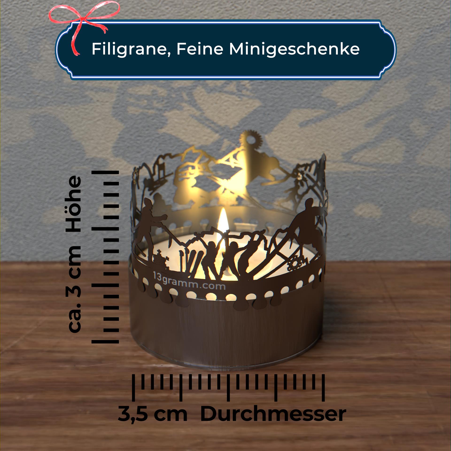 55_Ski_Winterurlaub_Ski-Design_Kerze_Geschenkidee_Teelicht_Schatten_Berge_Skisport_Schneepisten_Skifahrer_Piste_Huette_Gondel_Postkarte