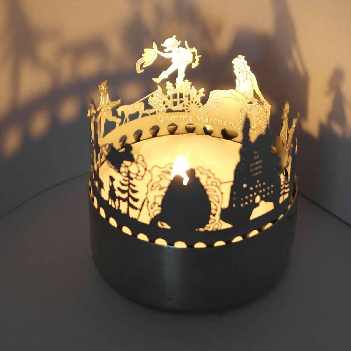 70_Maerchenkerze_Schattenprojektion_Gebrueder-Grimm_Fantasiewelt_magische-Maerchenfiguren_Geschenkset_Postkarte_Maerchenzauber_mystische-Dekoration_1